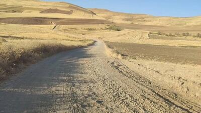 انتظار چندساله اهالی روستای مله کبود برای ترمیم جاده خاکی + فیلم