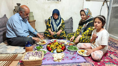 (ویدئو) پخت مرغ با سبزیجات روی سنگ به روش بانوی روستایی ارومیه ای