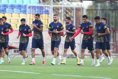 بته جقه روی لباس تمرین پرسپولیس