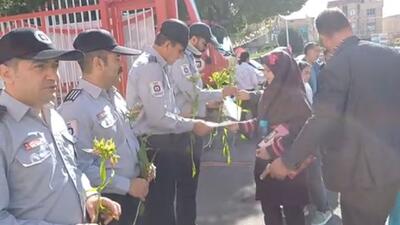 تجلیل دانش آموزان با اهدای گل از آتش نشانان شهرضا + فیلم