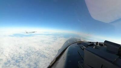 غافلگیر شدن جنگنده F-16 آمریکایی حین رهگیری بمب‌افکن نیروی هوایی روسیه (فیلم)