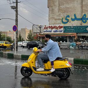 تصویری زیبا از مهر پدری زیر باران!