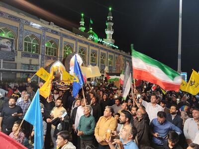 فیلم| شادمانی کرمانی‌ها در پی پاسخ موشکی سپاه  به رژیم صهیونیستی در جوار مزار شهید سلیمانی