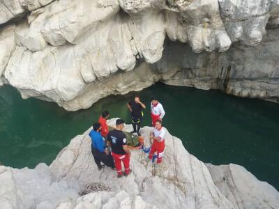 پیکر جوان گمشده شده اهل خوزستان در آبشار کمر دوغ کهگیلویه پیدا شد