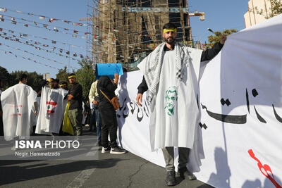 کفن‌پوشان به میدان آمدند/ تصاویری از حضور قالیباف در حلقه دانشجویان کفن پوش در راهپیمایی حمایت از وعده صادق ۲