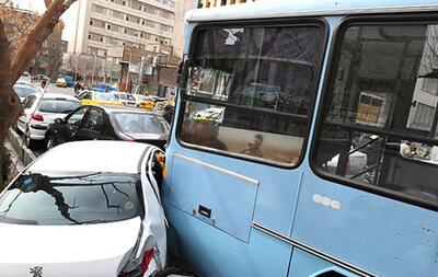 برخورد اتوبوس با هفت خودرو در مشهد پنج زخمی برجا گذاشت