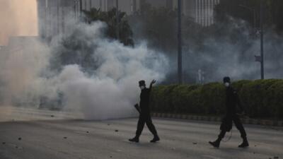 درگیری هواداران عمران خان با پلیس پاکستان بیش از ۸۰ زخمی بر جای گذاشت