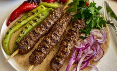 طرز تهیه کباب کوبیده با تابه | این کباب از بیرون برشته و از داخل نرم و آبدار باقی میمونه