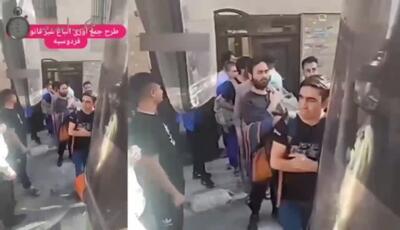 لحظه بازداشت ۷۰ تبعه افغانستانی از یک خانه نقلی در هاشم‌آباد