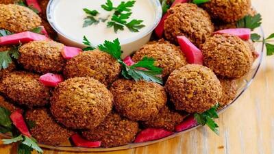 (ویدئو) طرز تهیه فلافل و سس انبه مانند ساندویچی ها در منزل