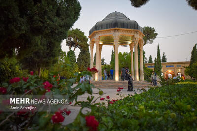 گلباران آرمگاه حافظ شیرازی