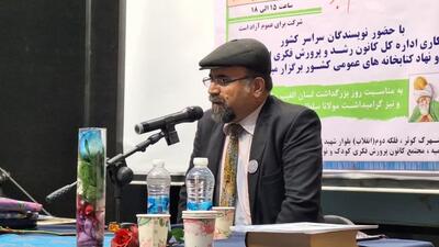 حافظ یک منتقد اجتماعی است که در قالب طنز پیام خود را منتقل می کند