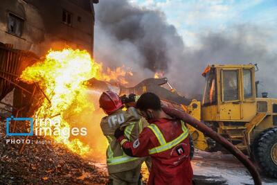 ببینید | تداوم آتش‌سوزی در بازار آهن شادآباد با گذشت چندین ساعت از شروع حادثه