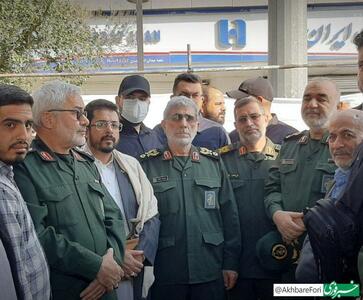 سردار قاانی و پدر شهید نیلفروشان در حاشیه مراسم تشییع