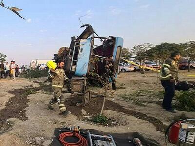 واژگونی اتوبوس حامل کارکنان یک کارخانه در اتوبان آزادگان - عصر خبر