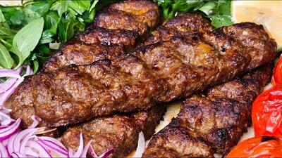 طرز تهیه کباب کوبیده زعفرانی بدون سیخ در فر خانگی (ویدئو)