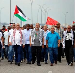 رئیس جمهور کوبا و مقامات این کشور با چفیه در صف اولِ تظاهرات حامیان فلسطین | عکس