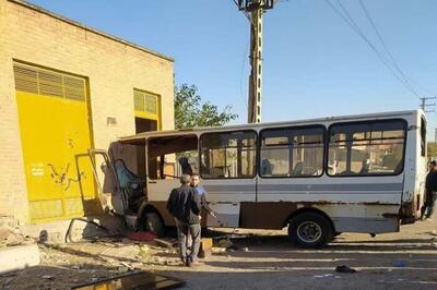 برخورد مینی‌بوس با دیوار حادثه ساز شد