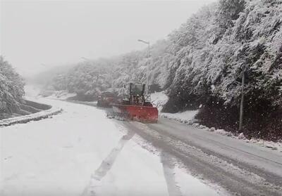 بارش شدید برف در گردنه حیران/ تردد در جاده‌ها جریان دارد - تسنیم