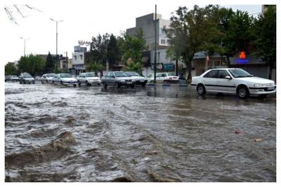 آبگرفتگی شدید در سطح معابر این شهر در پی بارش باران