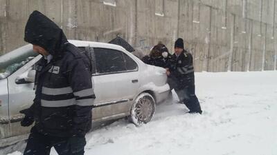 ببینید | تصاویری از امدادرسانی پلیس به در راه ماندگان در برف