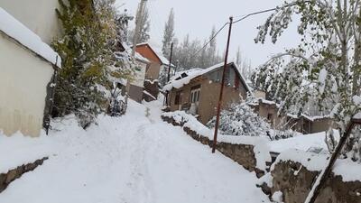 بارش برف پاییزی در روستای ییلاقی خرم + عکس