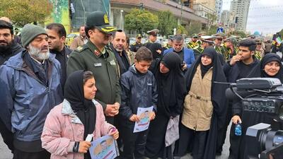 فرزندان شهید خموشی در تشییع پیکر پدرشان