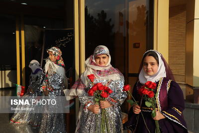 تلویزیون دختران نوجوان را می‌بیند