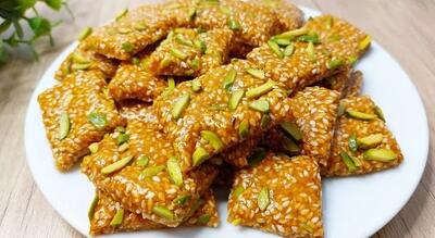 طرز تهیه سوهان کنجدی فقط با ۳ قلم مواد در ۱۰ دقیقه ساده و خوشمزه!