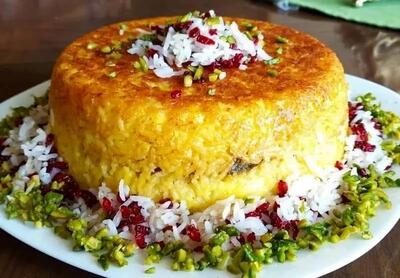 طرز تهیه ته‌چین زرشک پلو با مرغ مجلسی؛ طعمی بی‌نظیر و خوشمزه