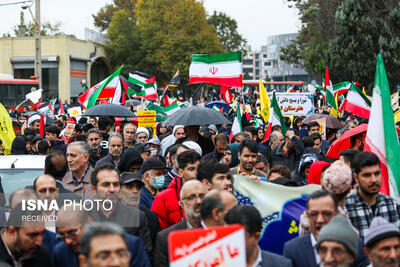 راهپیمایی قزوینی‌ها زیر باران سیزدهمین روز آبان