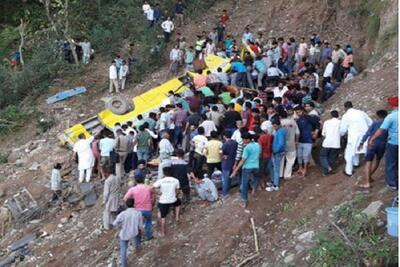 بر اثر سقوط اتوبوس به دره در شمال هند نزدیک به ۲۲ نفر کشته شدند