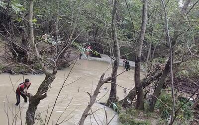 سقوط خودرو به رودخانه و جستجو برای یافتن راننده آن در رشت