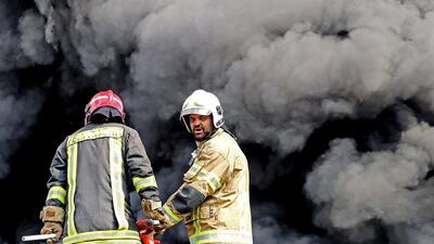 مهار آتش‌سوزی گسترده فرش‌فروشی در مشهد ادامه دارد/ تخلیه مسافران هتل مجاور