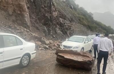 سقوط سنگ در محور هراز یک فوتی برجای گذاشت