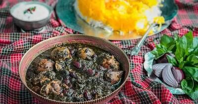 طرز تهیه قرمه سبزی | بیا راز قرمه سبزی خوش عطر و جا افتاده رو بهت بگم!‌ +ویدئو