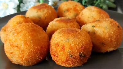 طرز تهیه توپک های سیب زمینی ترد پنیری