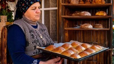 پخت شیرینی سنتی بادامبورا توسط مادر بزرگ روستایی آذربایجانی (ویدئو)