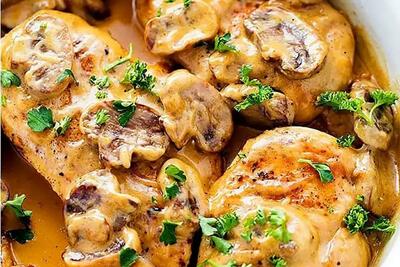 طرز تهیه خوراک مرغ و قارچ با سس سفید؛ غذایی شیک و خوشمزه