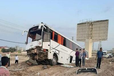 حادثه برای ۱۸ مسافر بر اثر برخورد اتوبوس با موانع اطراف جاده