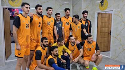 عکس دسته جمعی بازیکنان شهداب با هوادار معلول خود - پارس فوتبال