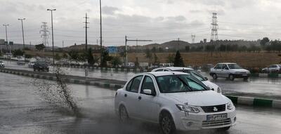 بارش باران در جاده‌های ۱۳ استان/ هشدار پلیس درباره لغزندگی جاده‌ها