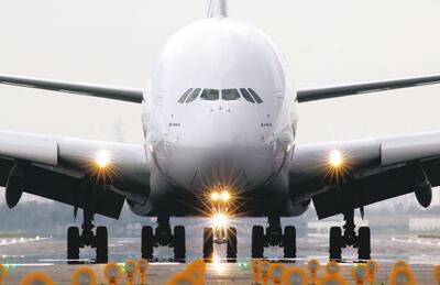 عکسی عجیب از ابعاد دم هواپیمای غول پیکر A380 - کاماپرس