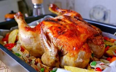 طرز تهیه مرغ شکم‌ پر مجلسی با سبزیجات و گردو؛ غذای خاص برای مهمانی‌ها