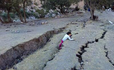 استان قم خیلی کوچک است و نسبت مساحت پهنای فرونشستی به کل استان؛ این استان جز استان‌های خطرناک فرونشست است/کاشان یک آزمایشگاه بزرگ فرونشست است؛ شکاف‌های طاهر آباد و زندان جدید کاشان واقعا ترسناک است/راه آهن سریع السیر اصفهان-تهران در مسیر فرونشست است؛ در ده سال عدد فرونشست در این منطقه به ۱ متر می‌رسد؛ هیچ مسیری نمی‌تواند در برابر ۱ متر فرونشست تحمل داشته باشد