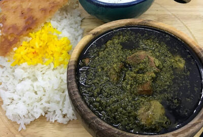 طرز تهیه قورمه سبزی مجلسی برای 4 نفر+ اندازه سبزی و گوشت - فراشپز مرجع تخصصی آموزش آشپزی و شیرینی پزی