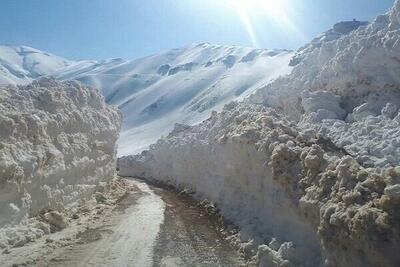 برف پاییزی راه ۶۵ روستای پشتکوه فریدونشهر اصفهان را بست