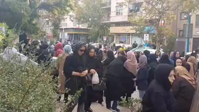 تجمع بازنشستگان فرهنگی ۱۴۰۲ در اعتراض به عدم پرداخت پاداش پایان خدمت مقابل نهاد ریاست جمهوری