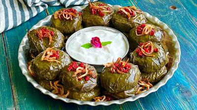 طرز تهیه دلمه برگ مو پاییزی؛ طعمی ماندگار با سبزیجات معطر