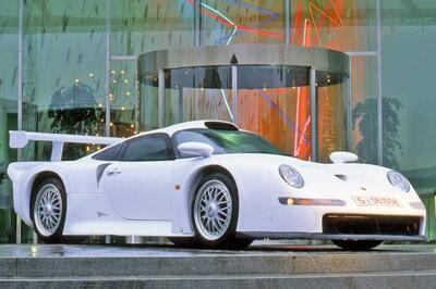 پشت فرمان پورشه 911 GT1 مدل 1997